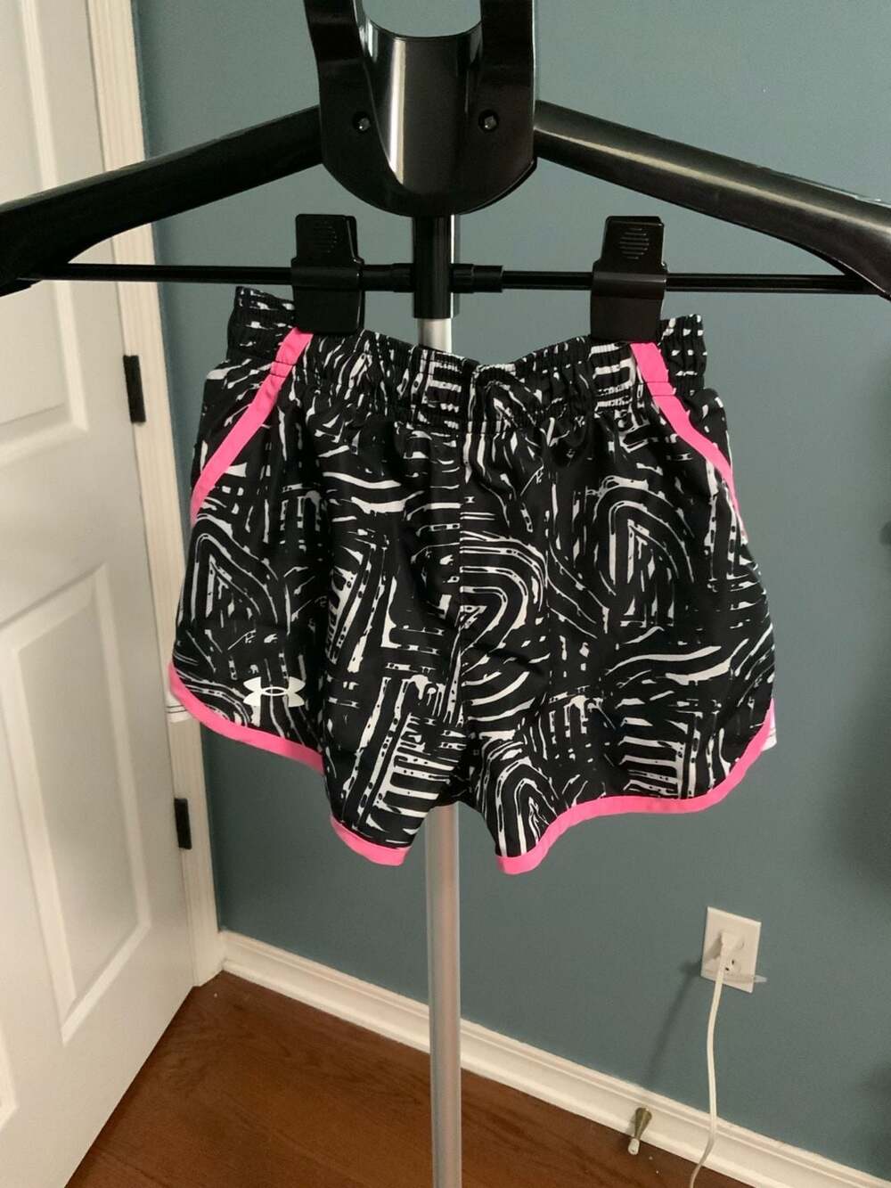 Under Armour Athletic Shorts Girls Size 6 Black Pink White Abstract
